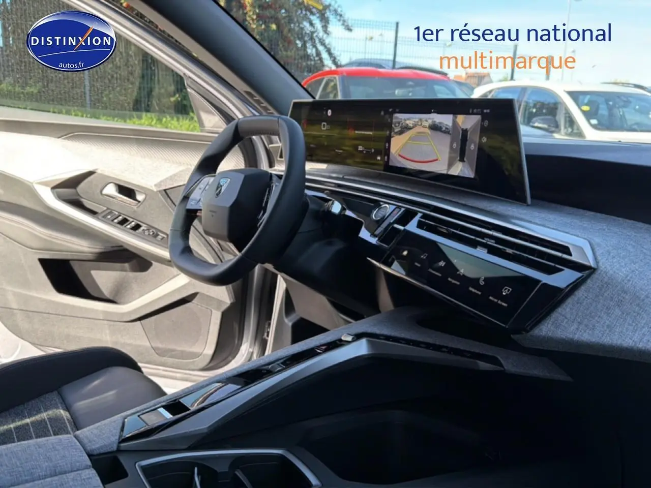 Vue intérieure côté conducteur du Peugeot 5008 Hybrid 145 allure e-dcs6 2025, tableau de bord avec écran tactile et volant cuir.