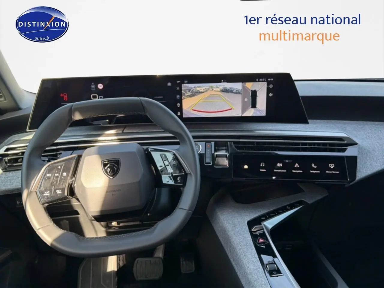 Intérieur du Peugeot 5008 Hybrid 145 allure e-dcs6 2025, vue du volant cuir et écran tactile large affichant la caméra de recul.