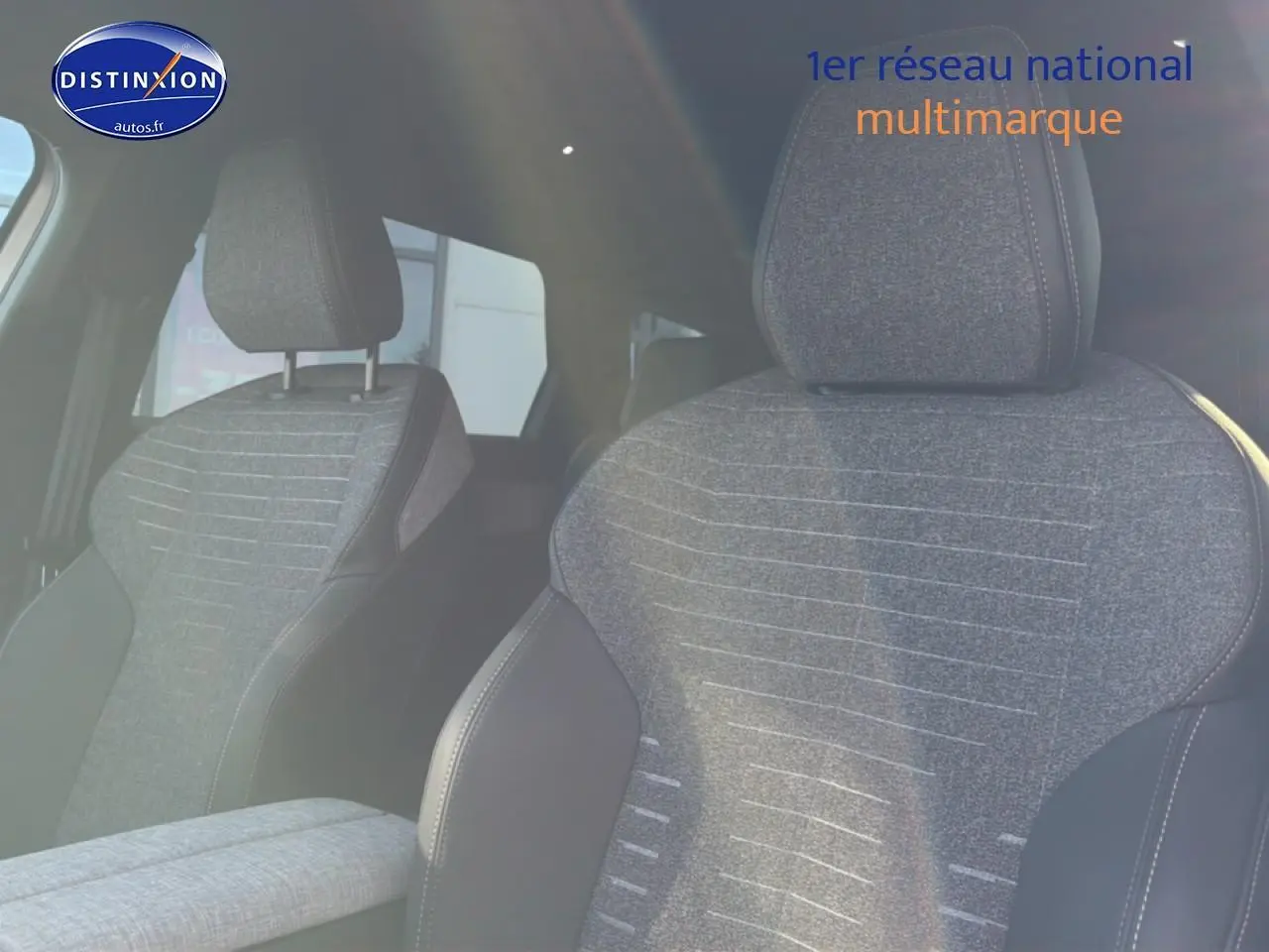 Gros plan sur les sièges avant gris tissu et cuir du Peugeot 5008 Hybrid 145 allure e-dcs6 2025.