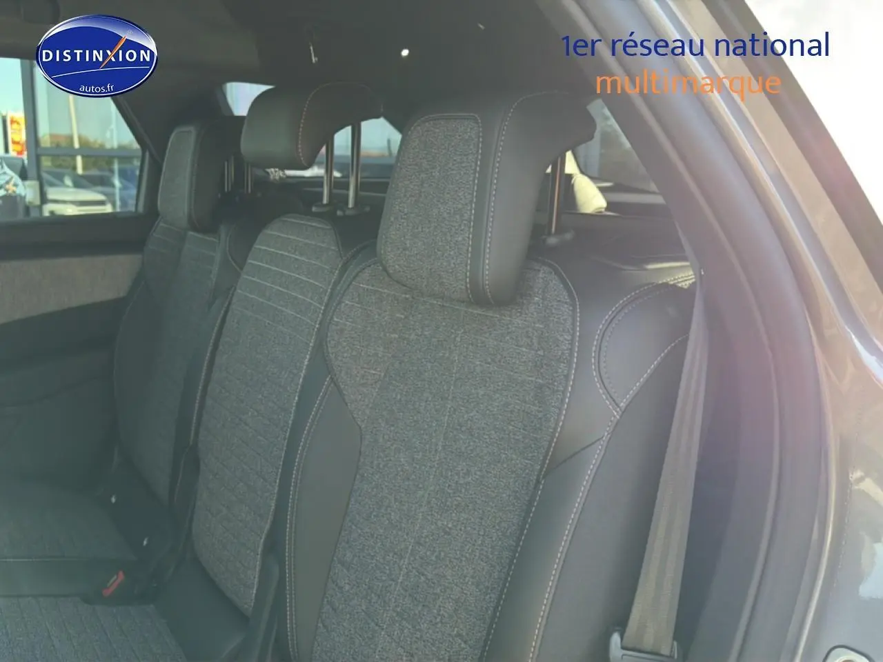 Vue intérieure côté droit montrant les sièges arrière en tissu gris crispy et tep isabella du Peugeot 5008 Hybrid 145 allure e-dcs6.