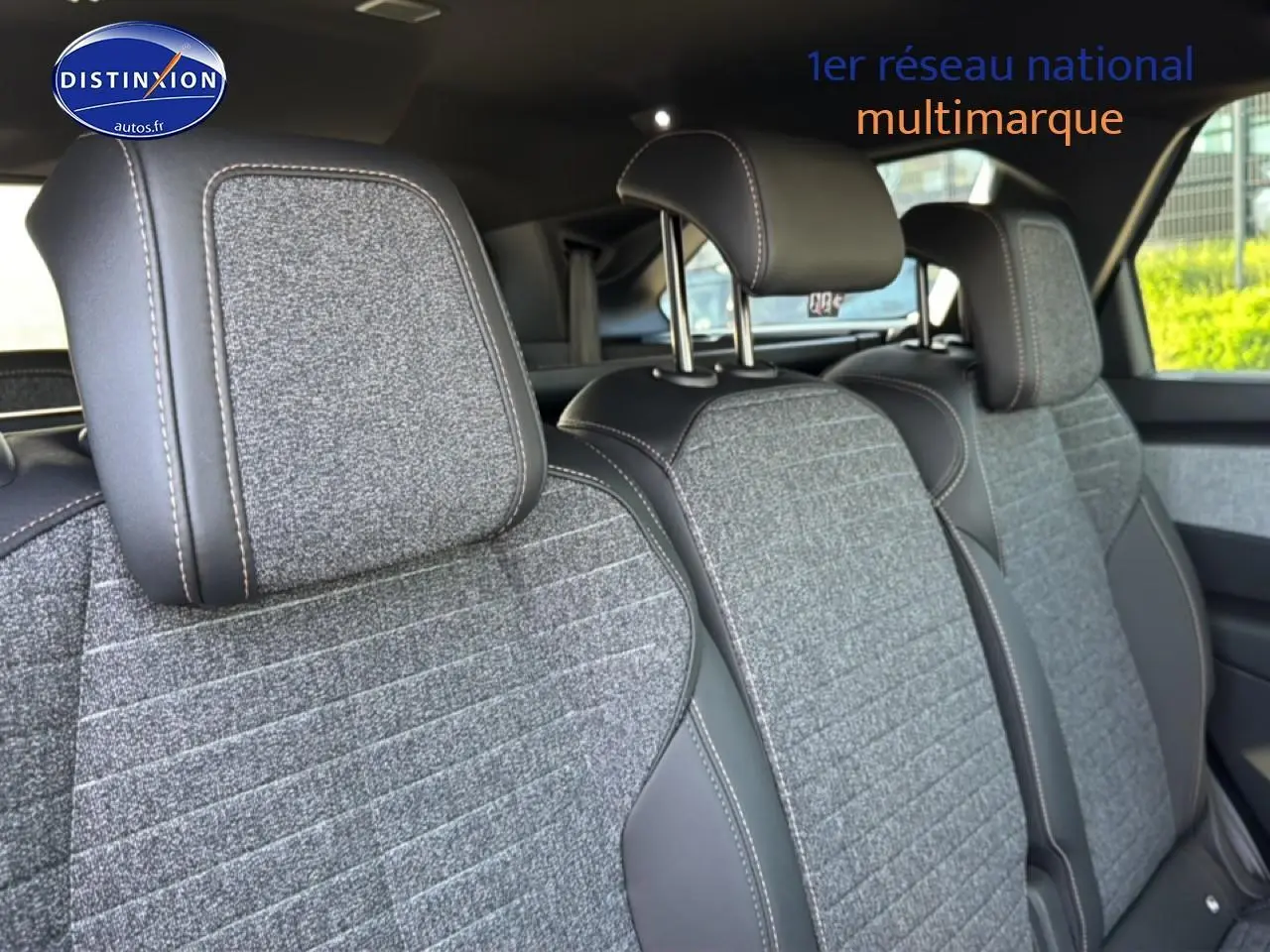 Gros plan sur les sièges arrière gris tissu et cuir du Peugeot 5008 Hybrid 145 allure e-dcs6, vue côté droit.