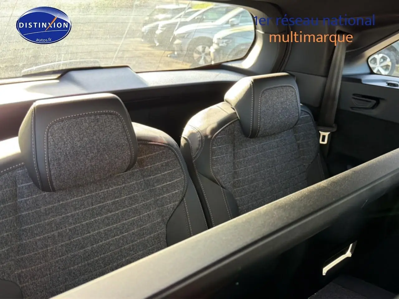 Vue intérieure arrière montrant les deux sièges supplémentaires gris avec tissu crispy et tep Isabella du Peugeot 5008 Hybrid 145 allure 2025.