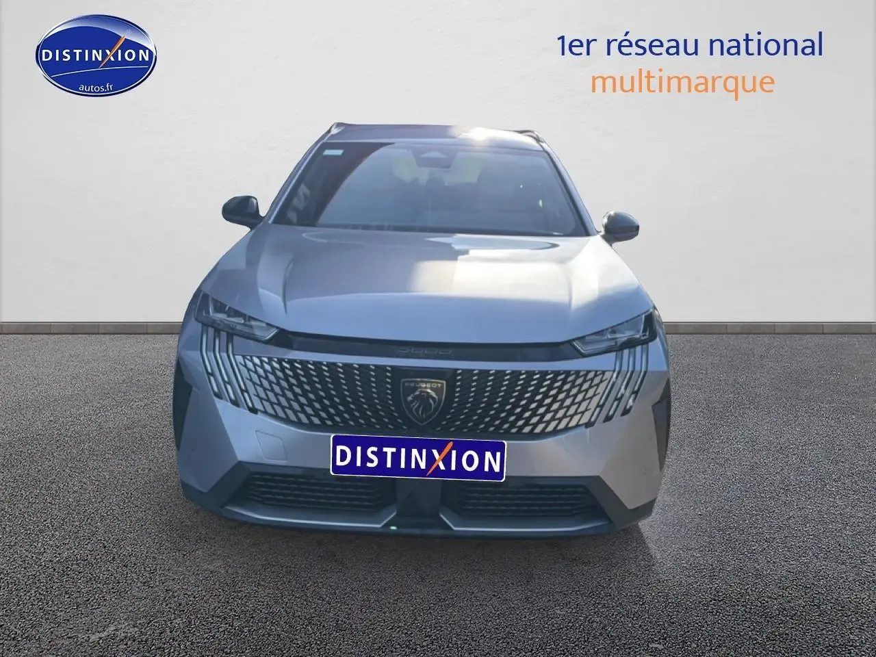Vue frontale d’un Peugeot 5008 Hybrid 145 allure e-dcs6 gris artense avec calandre distinctive et phares LED fins.