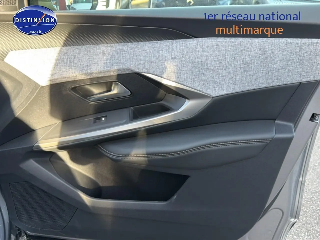Vue rapprochée de la porte avant gauche gris artense du Peugeot 5008 Hybrid 145 allure e-dcs6 avec garniture tissu et cuir.