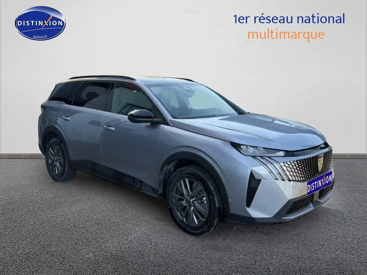 Peugeot 5008 Hybrid 145 allure e-dcs6 gris artense en 3/4 avant droit avec calandre distinctive et jantes alu.