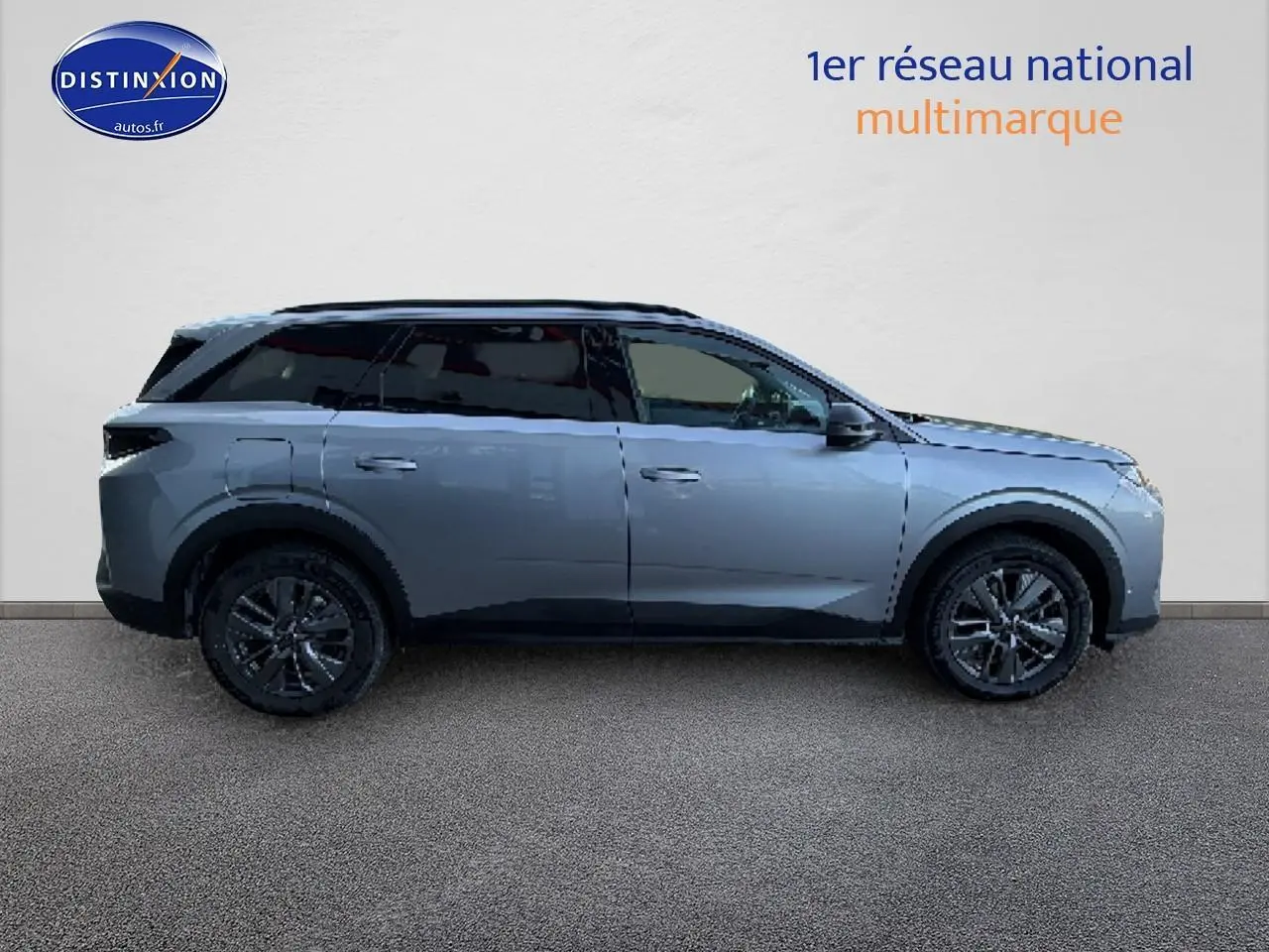 Peugeot 5008 Hybrid 145 allure e-dcs6 gris artense en profil droit, avec jantes alu et toit noir contrasté.