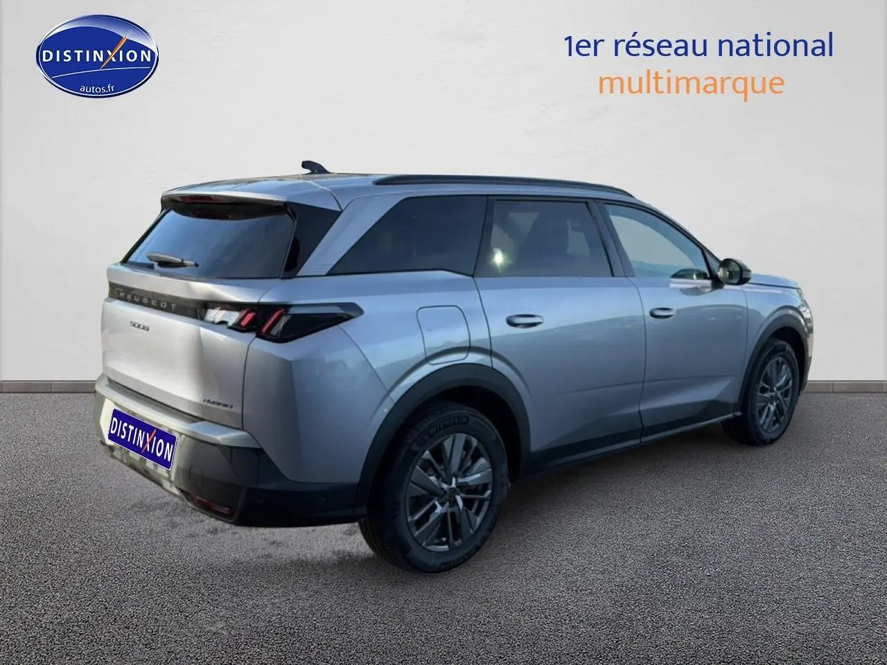 Peugeot 5008 Hybrid 145 gris artense en 3/4 arrière droit, avec vitres surteintées et jantes alu.