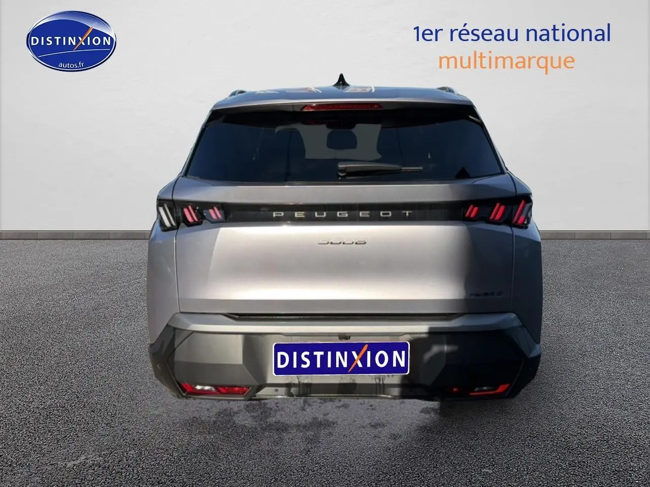 Vue arrière d’un Peugeot 5008 gris artense avec feux arrière LED et lunette arrière surteintée.