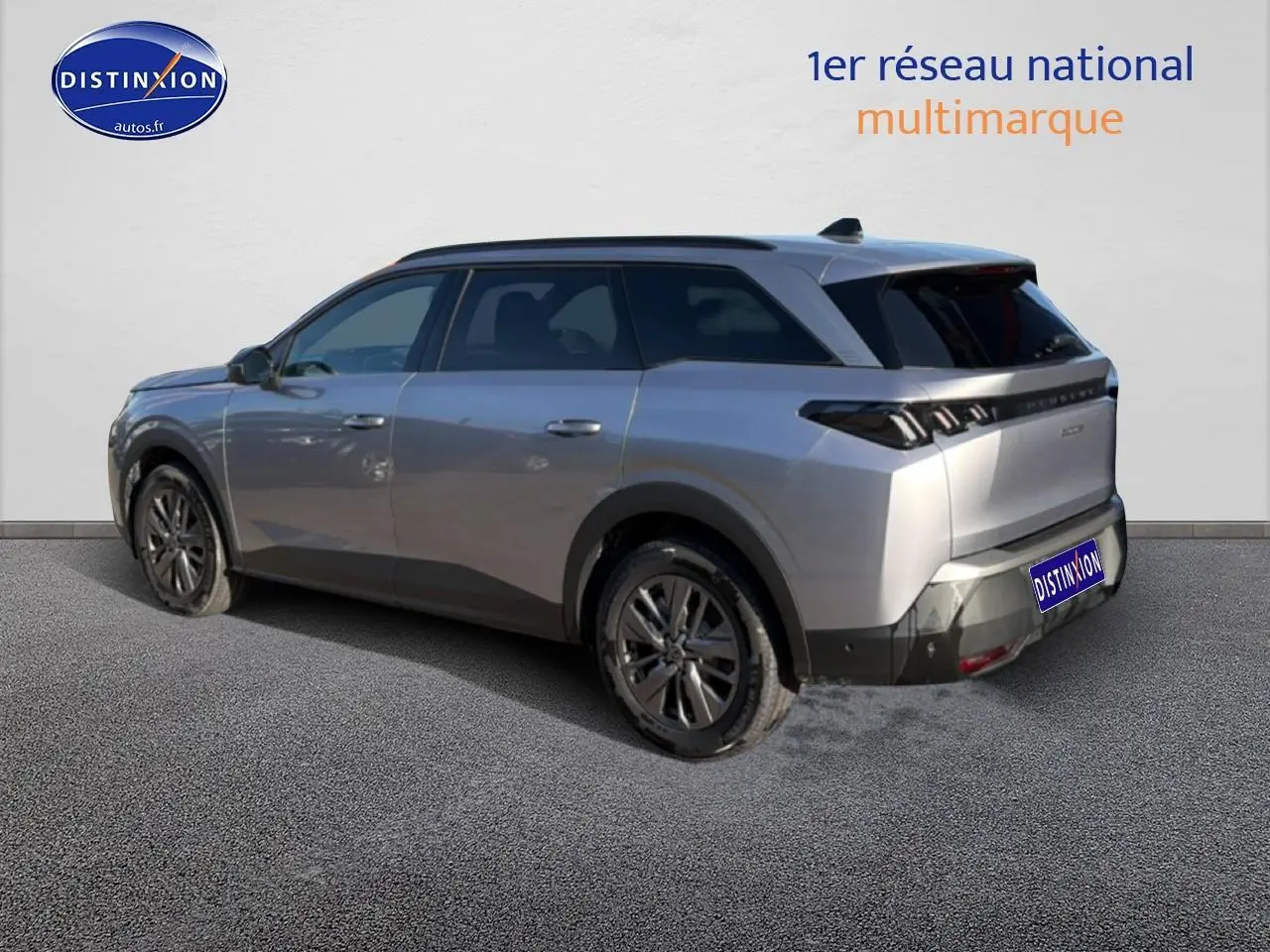 Peugeot 5008 Hybrid 145 allure gris artense, vue 3/4 arrière droit, avec vitres arrière surteintées et jantes alu.