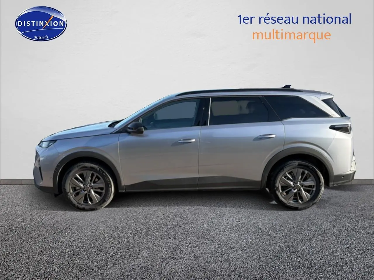 Profil droit du Peugeot 5008 Hybrid 145 allure gris artense avec jantes alliage et vitres surteintées.