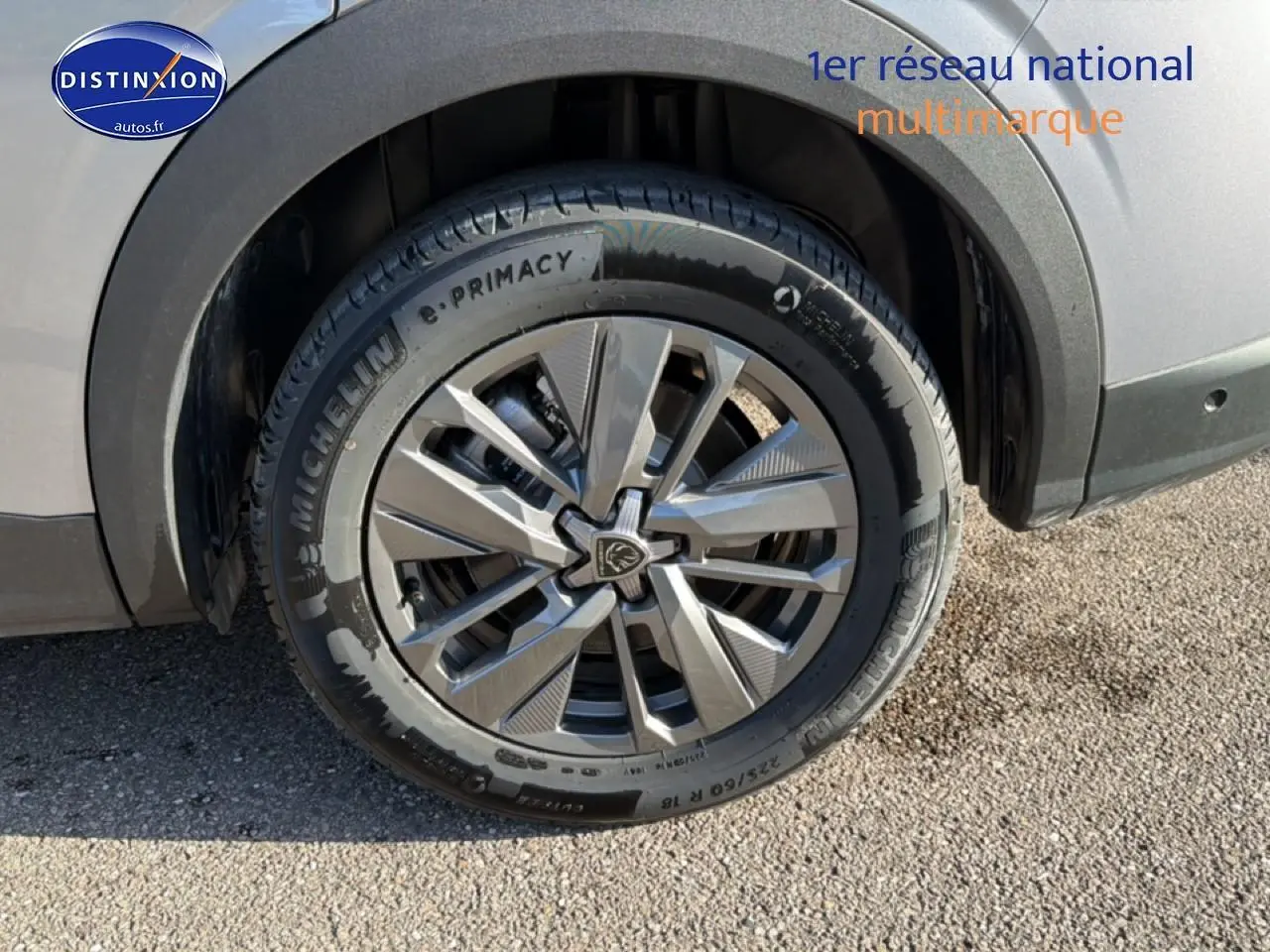 Gros plan sur la roue avant droite du Peugeot 5008 gris Artense avec jante alu et pneu Michelin.