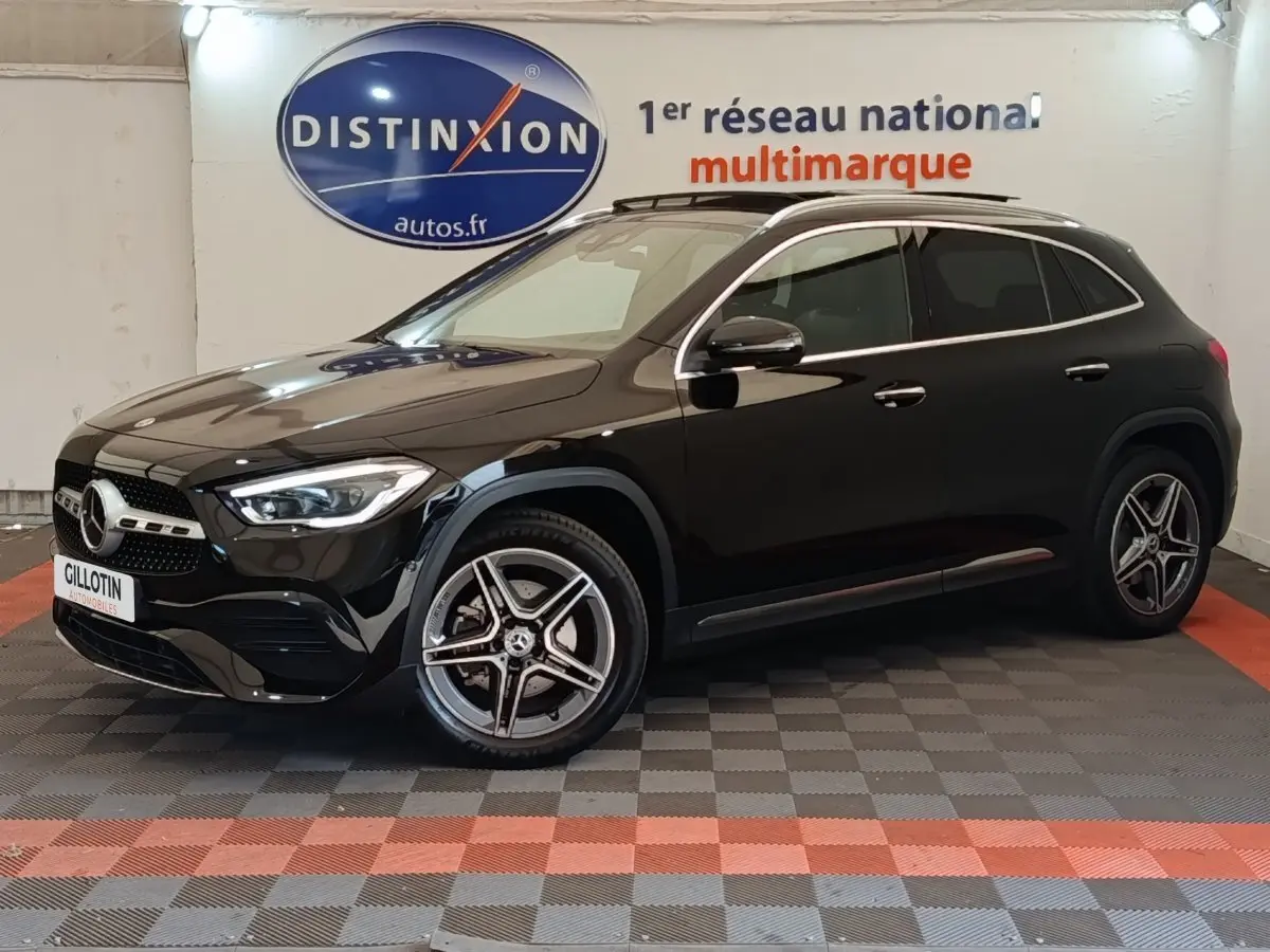 Mercedes GLA 250 e AMG Line noir en 3/4 avant droit, avec jantes alliage et rails de toit chromés visibles.
