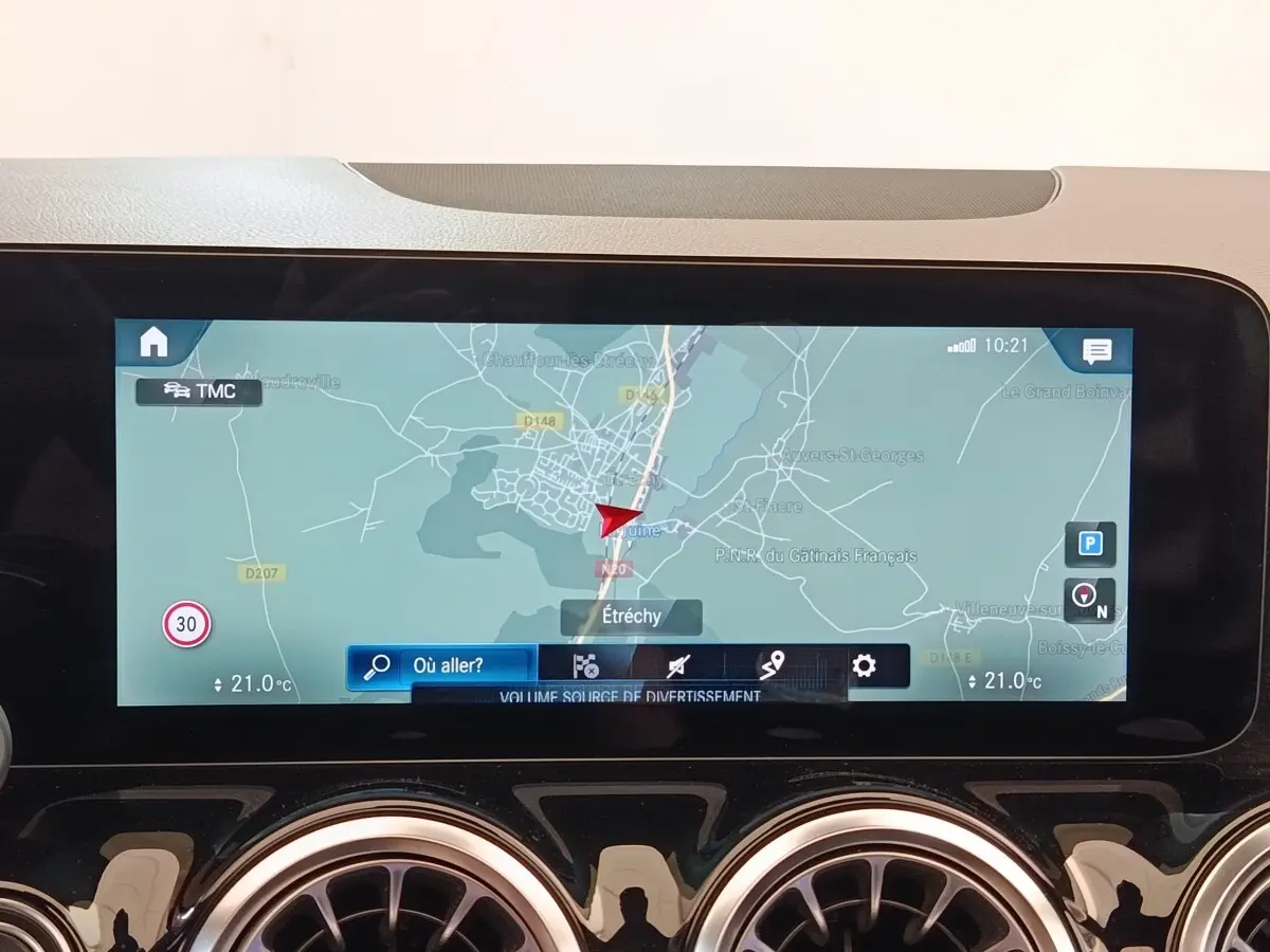 Écran tactile du système de navigation 10,3 pouces du Mercedes GLA 250 e AMG Line, vue frontale intérieure.