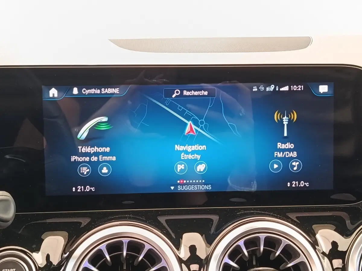 Écran tactile central du tableau de bord du Mercedes GLA 250 e AMG Line 2021 affichant navigation et téléphone.