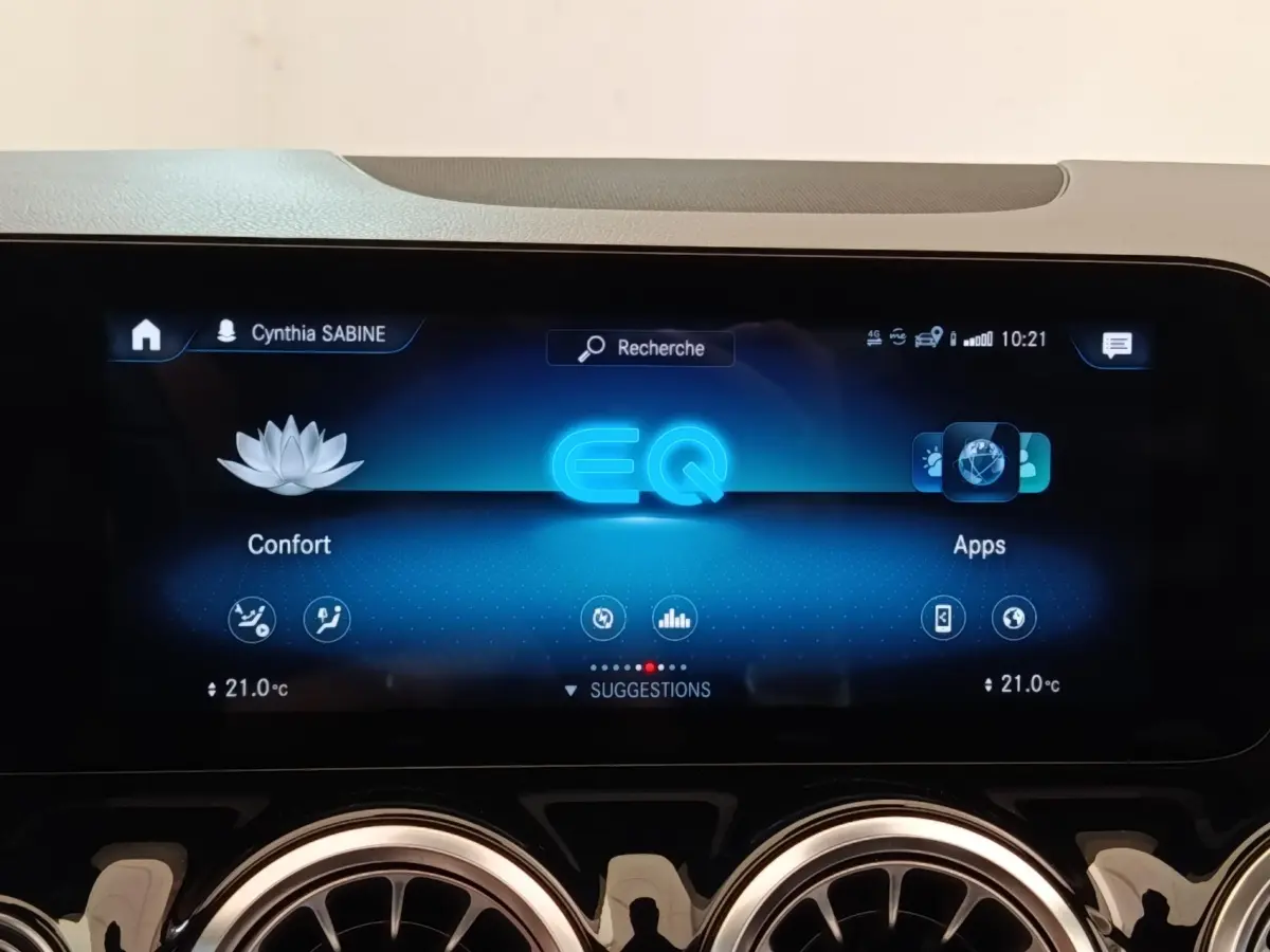 Écran tactile central du tableau de bord du Mercedes GLA 250 e AMG Line noir, affichage multimédia EQ.