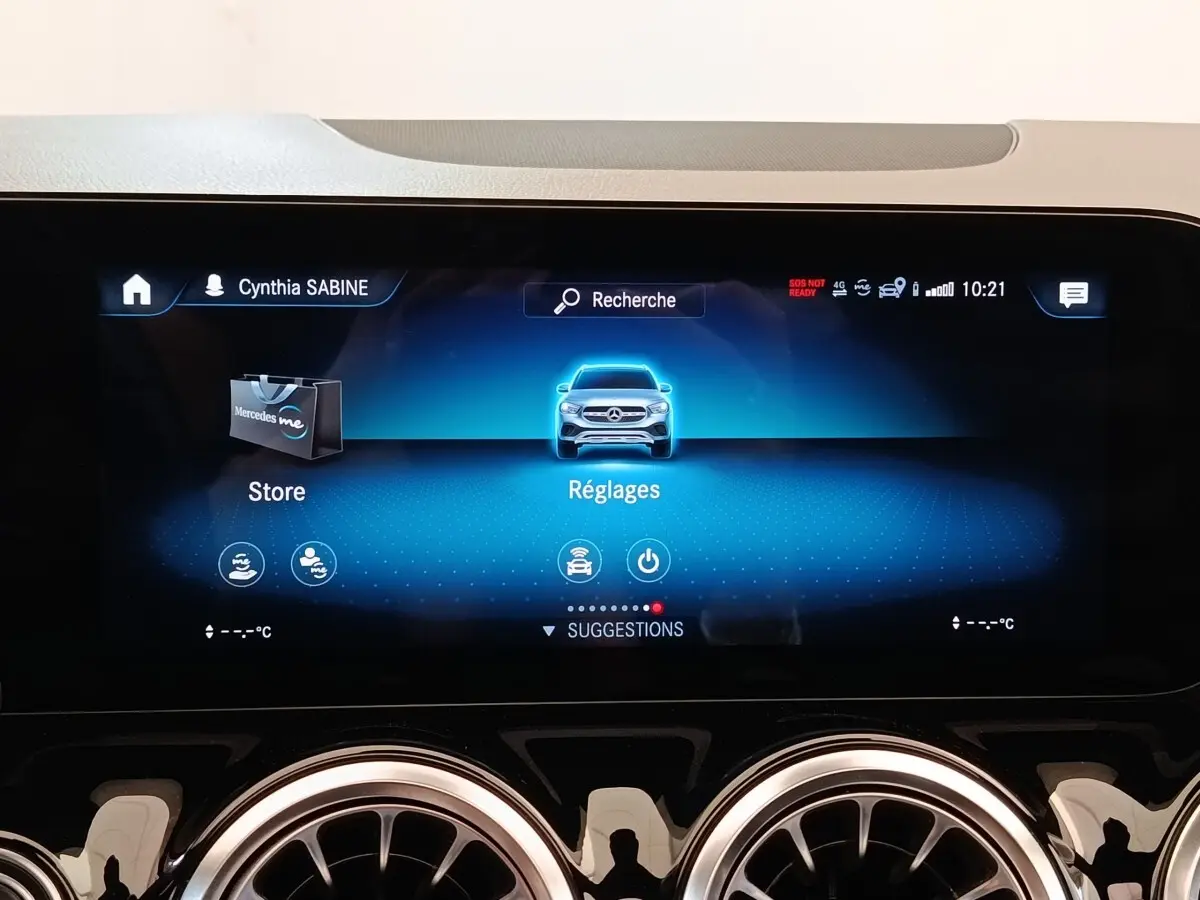 Écran tactile central du tableau de bord du Mercedes GLA 250 e AMG Line 2021 affichant le menu Réglages.