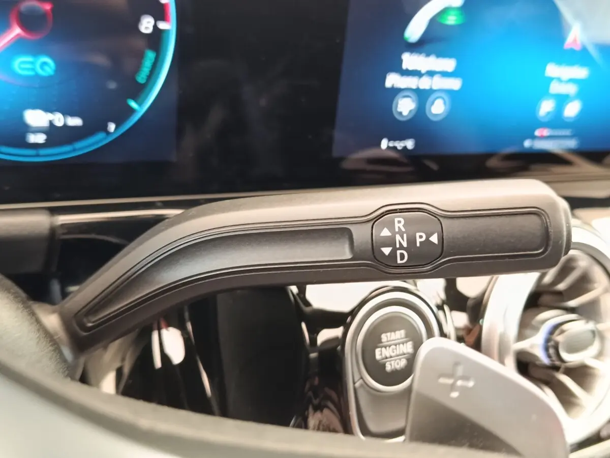 Gros plan sur la commande de boîte automatique noire et tableau de bord numérique du Mercedes GLA 250 e AMG Line 2021.