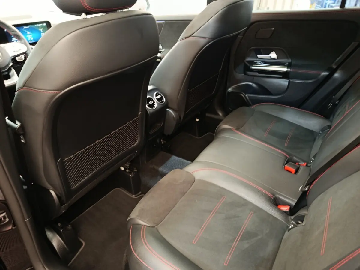 Vue intérieure arrière droite de la banquette noire avec surpiqûres rouges du Mercedes GLA 250 e AMG Line 2021 hybride rechargeable.