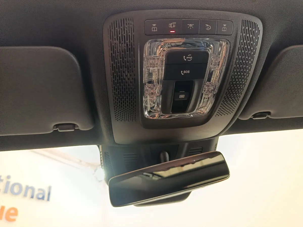 Vue intérieure du plafonnier et rétroviseur noir du Mercedes GLA 250 e AMG Line 2021, avec commandes SOS et éclairage.