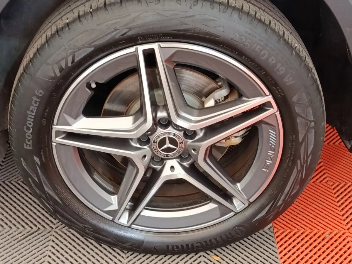 Gros plan sur la jante AMG grise et pneu Continental EcoContact 6 d’un Mercedes GLA 250 e noir.