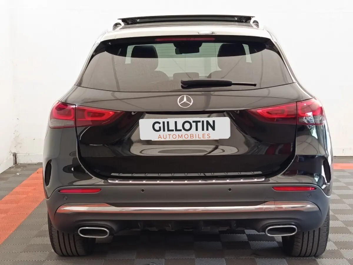Vue arrière d'un Mercedes GLA 250 e AMG Line noir avec feux LED et double sortie d'échappement chromée.