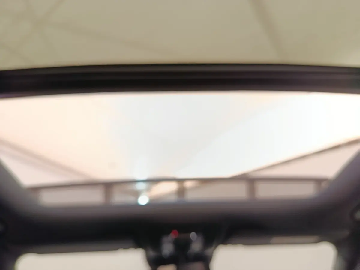 Toit ouvrant panoramique ouvert vu de l'intérieur d'un Mercedes GLA 250 e AMG Line noir, 2021.