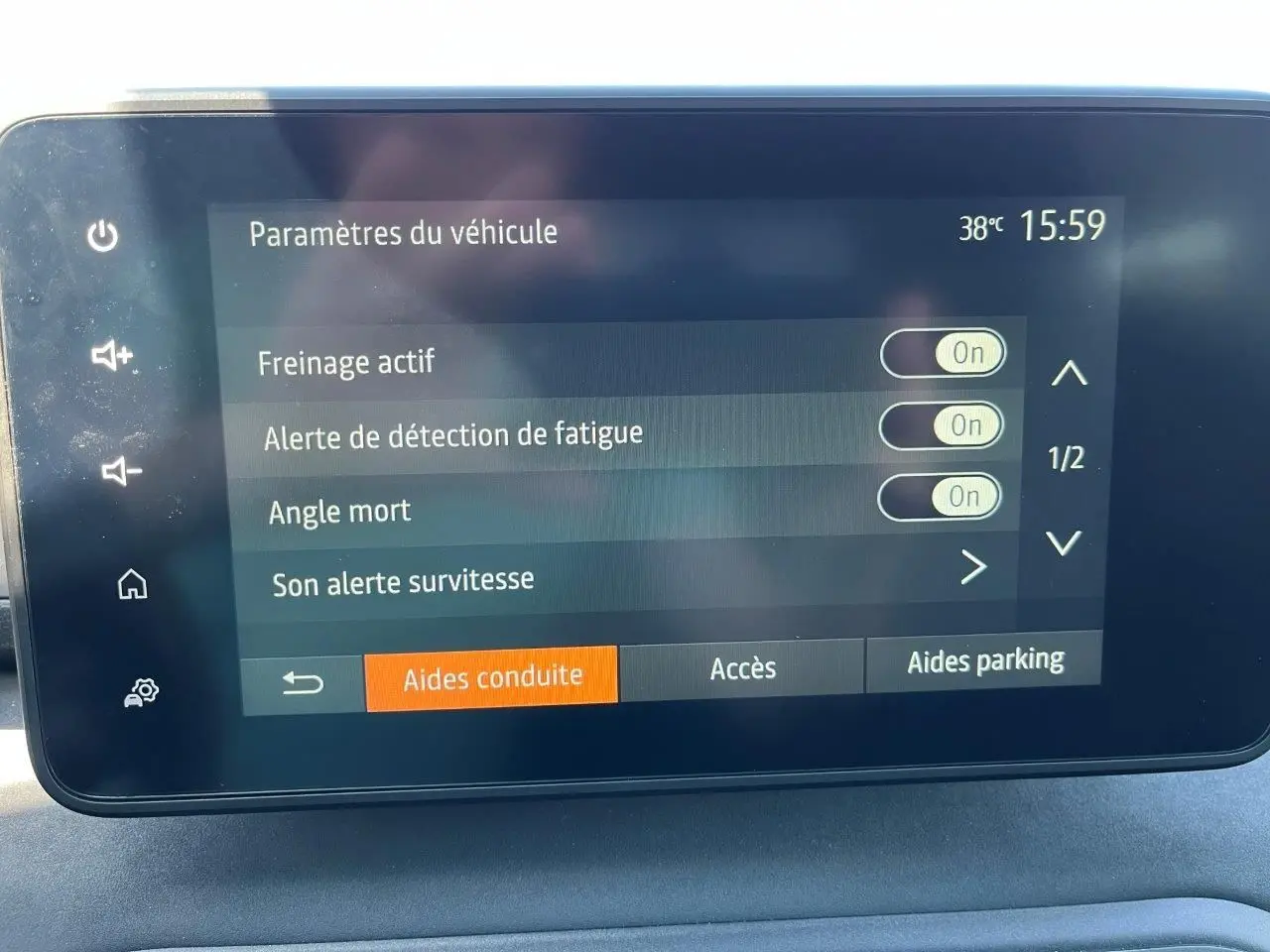 Écran tactile intérieur du Dacia Jogger 2025 affichant les paramètres d’aides à la conduite par temps chaud.