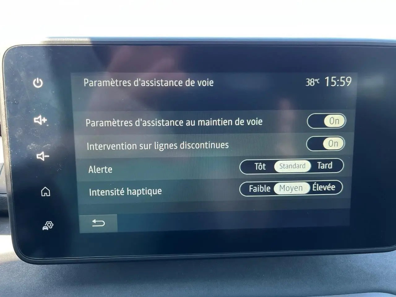 Écran tactile intérieur du Dacia Jogger 1.6 Hybrid 2025 montrant les réglages d’assistance au maintien de voie.