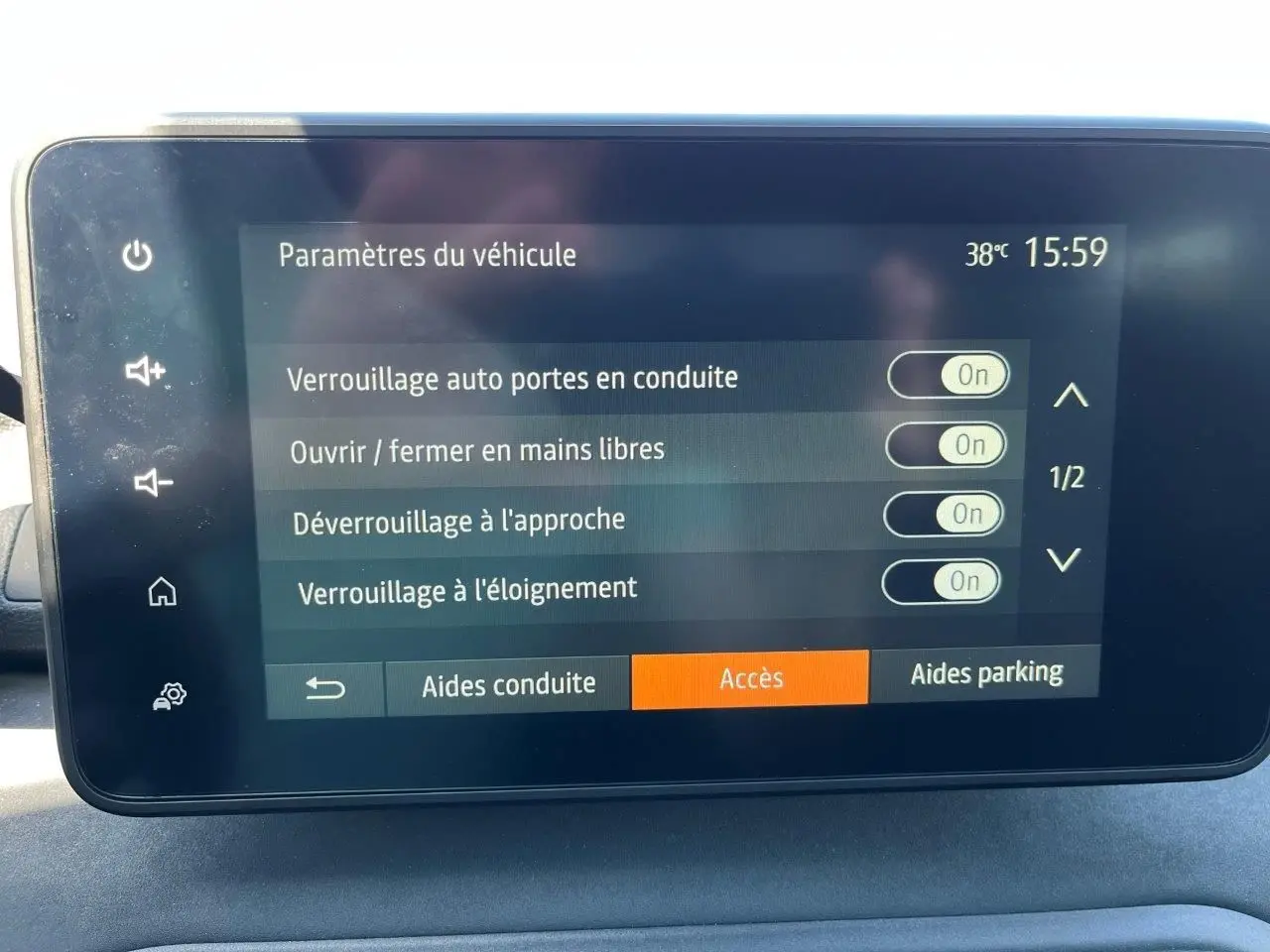 Écran tactile intérieur du Dacia Jogger 2025 affichant les paramètres d'accès et de verrouillage des portes.