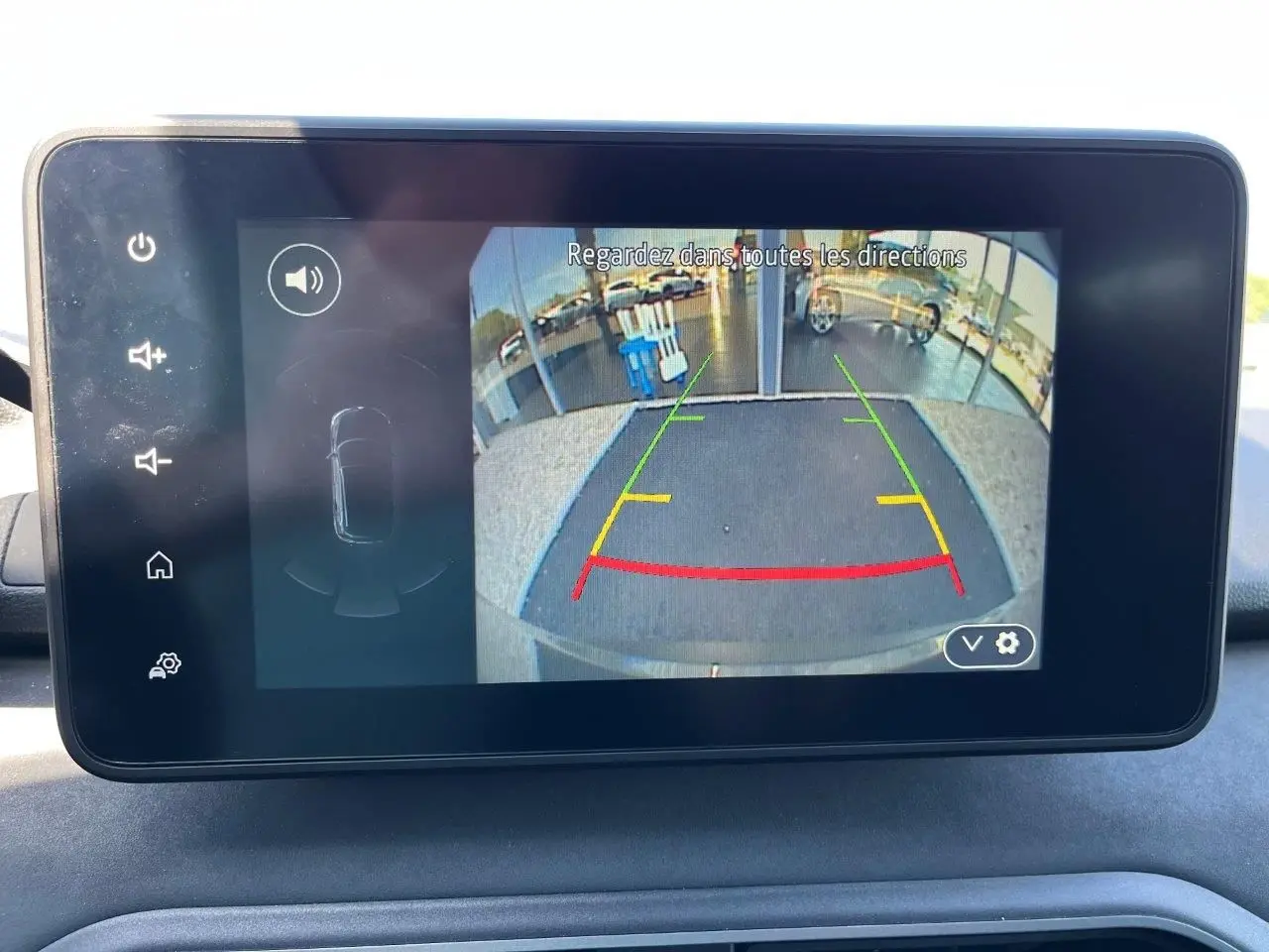 Écran central montrant la caméra de recul avec lignes de guidage, à l'intérieur d'un Dacia Jogger gris schiste 2025.