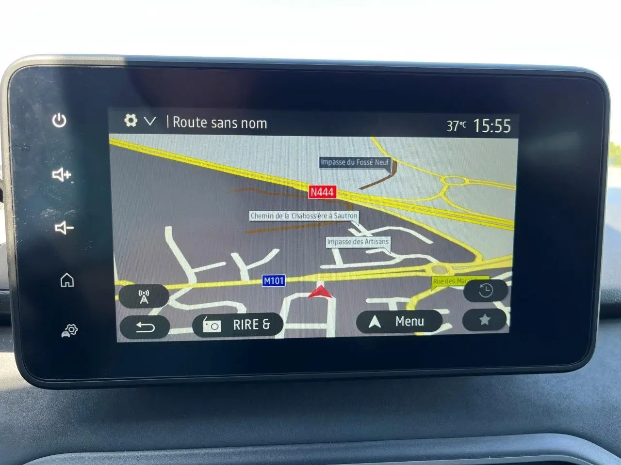 Écran tactile central du tableau de bord du Dacia Jogger 2025 affichant la navigation GPS en plein jour.