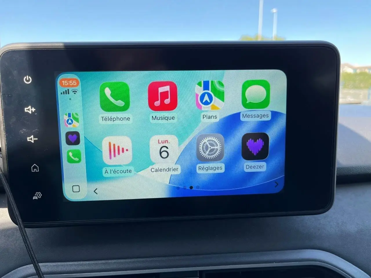 Écran tactile central affichant l'interface multimédia avec applications de navigation et musique dans un Dacia Jogger 2025.
