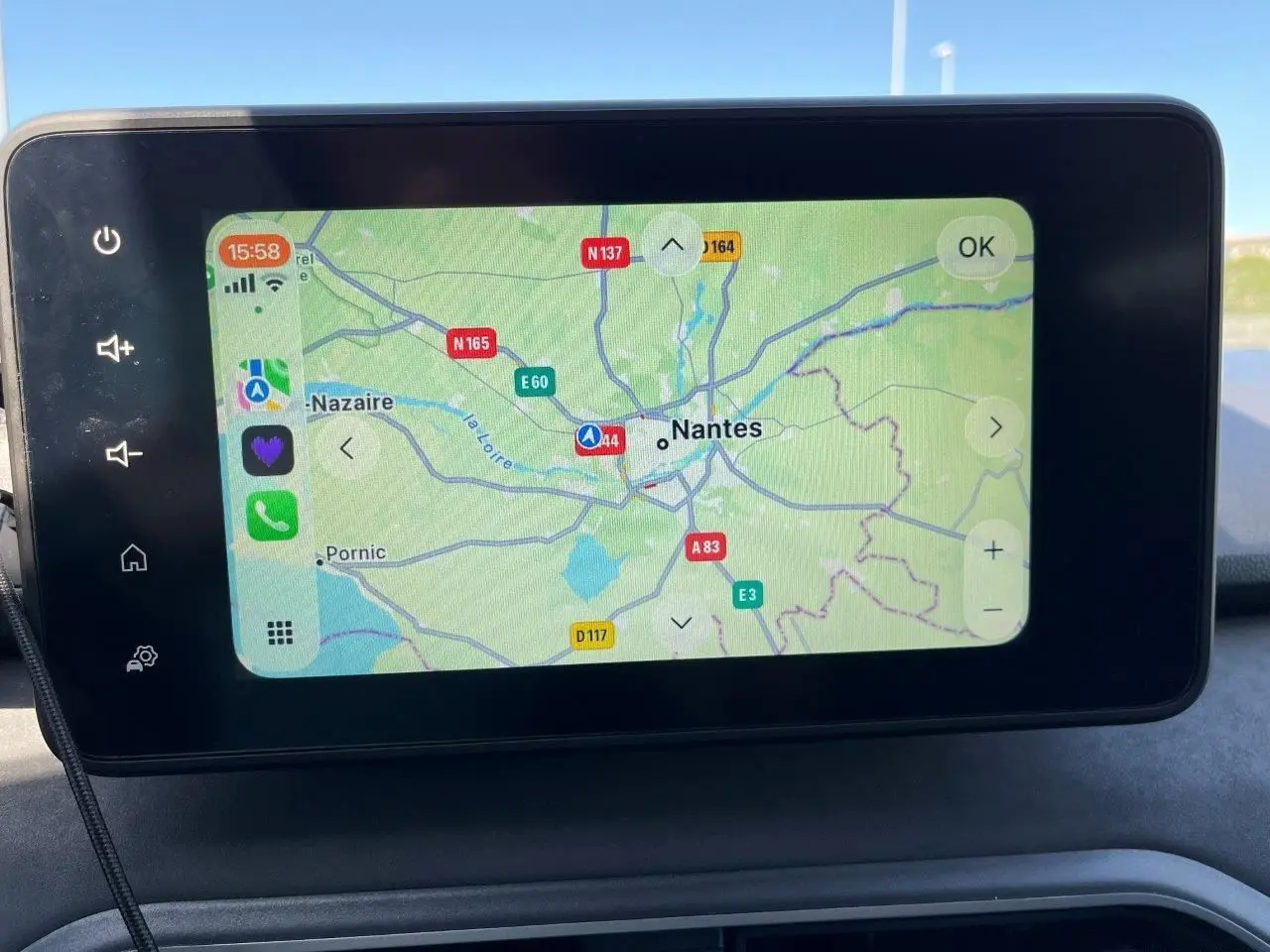 Écran tactile du tableau de bord du Dacia Jogger 1.6 Hybrid gris schiste, affichant la navigation GPS sur Nantes.