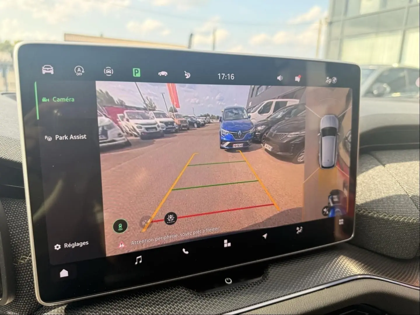 Vue de l'écran de caméra de recul du Skoda Kodiaq 2024 noir, affichant l'aide au stationnement avec vue arrière et latérale.