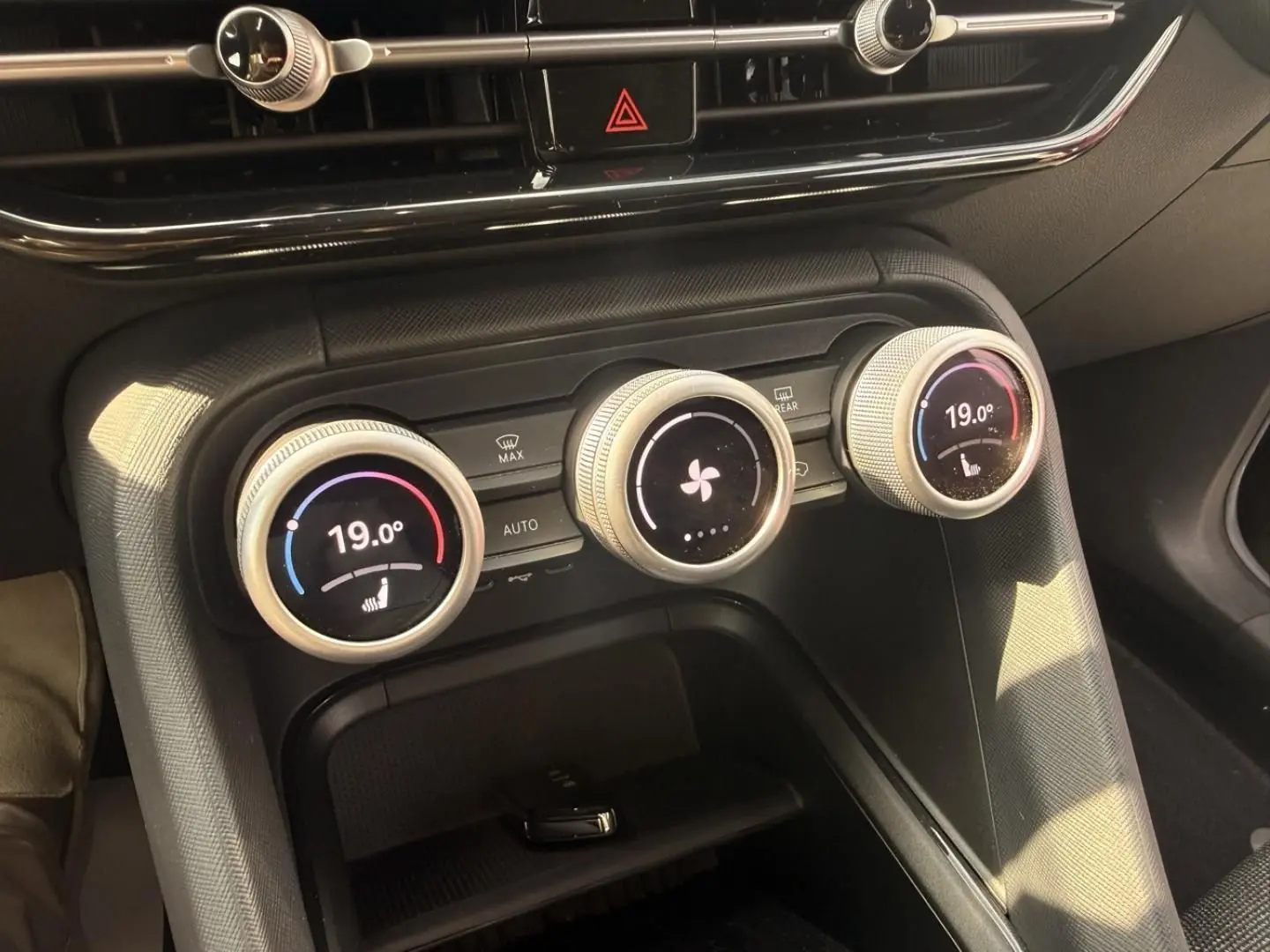 Détail du tableau de bord du Skoda Kodiaq 2024 noir, montrant les commandes circulaires de la climatisation automatique.