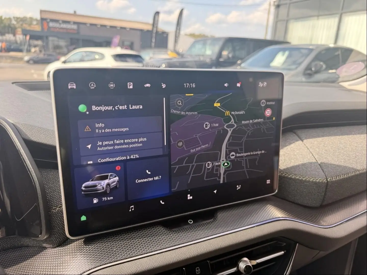 Écran tactile central du Skoda Kodiaq 2024 noir, affichant navigation et interface connectée, vue intérieure avant.