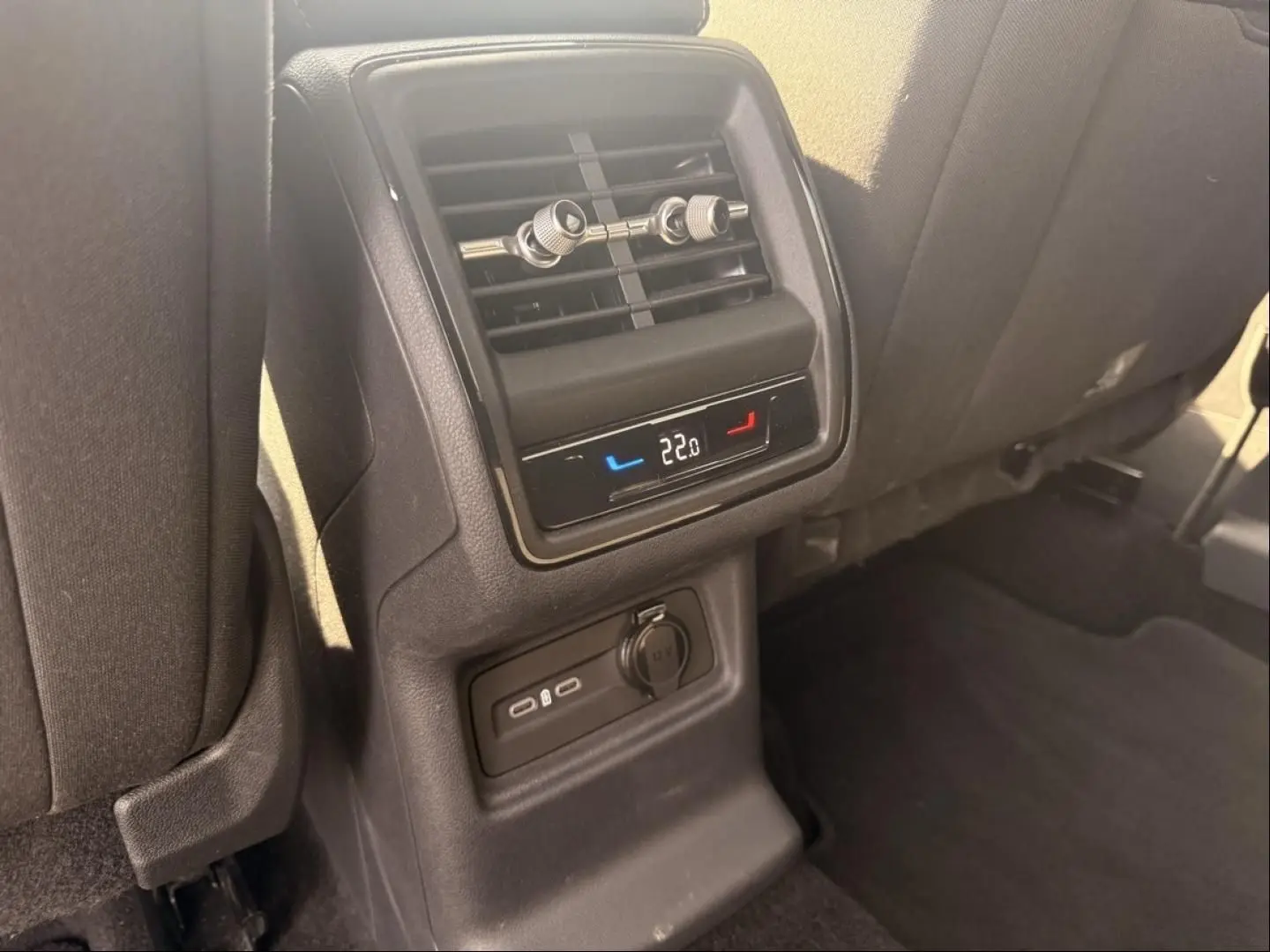 Détail de la console arrière avec ventilation et prises USB-C du Skoda Kodiaq noir 2024, vue intérieure côté arrière.