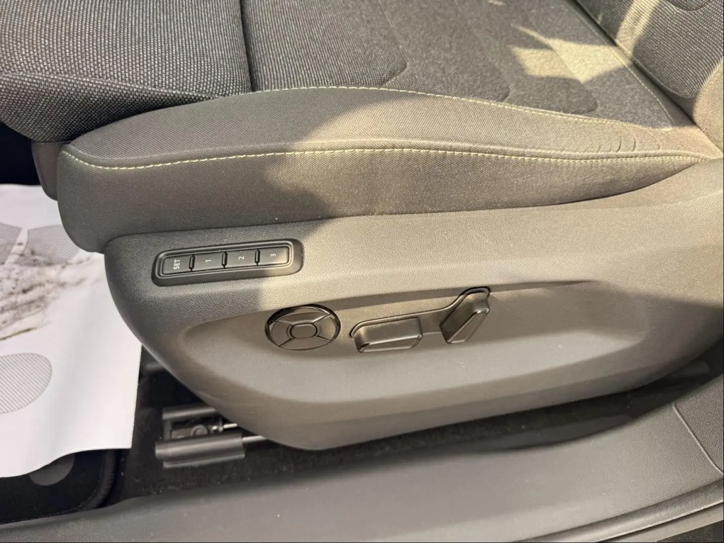 Détail du côté gauche du siège avant noir du Skoda Kodiaq 2024 avec commandes électriques et mémoire de position.