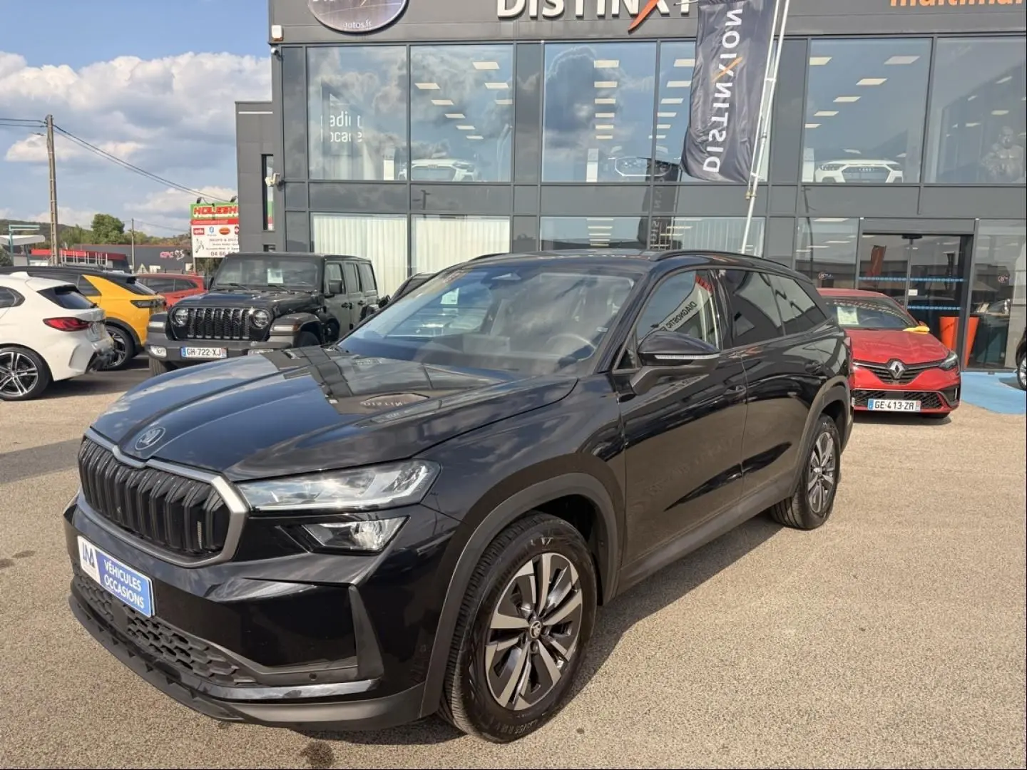SKODA KODIAQ noir 2024 en 3/4 avant droit, SUV hybride essence avec calandre marquée et jantes alliage.