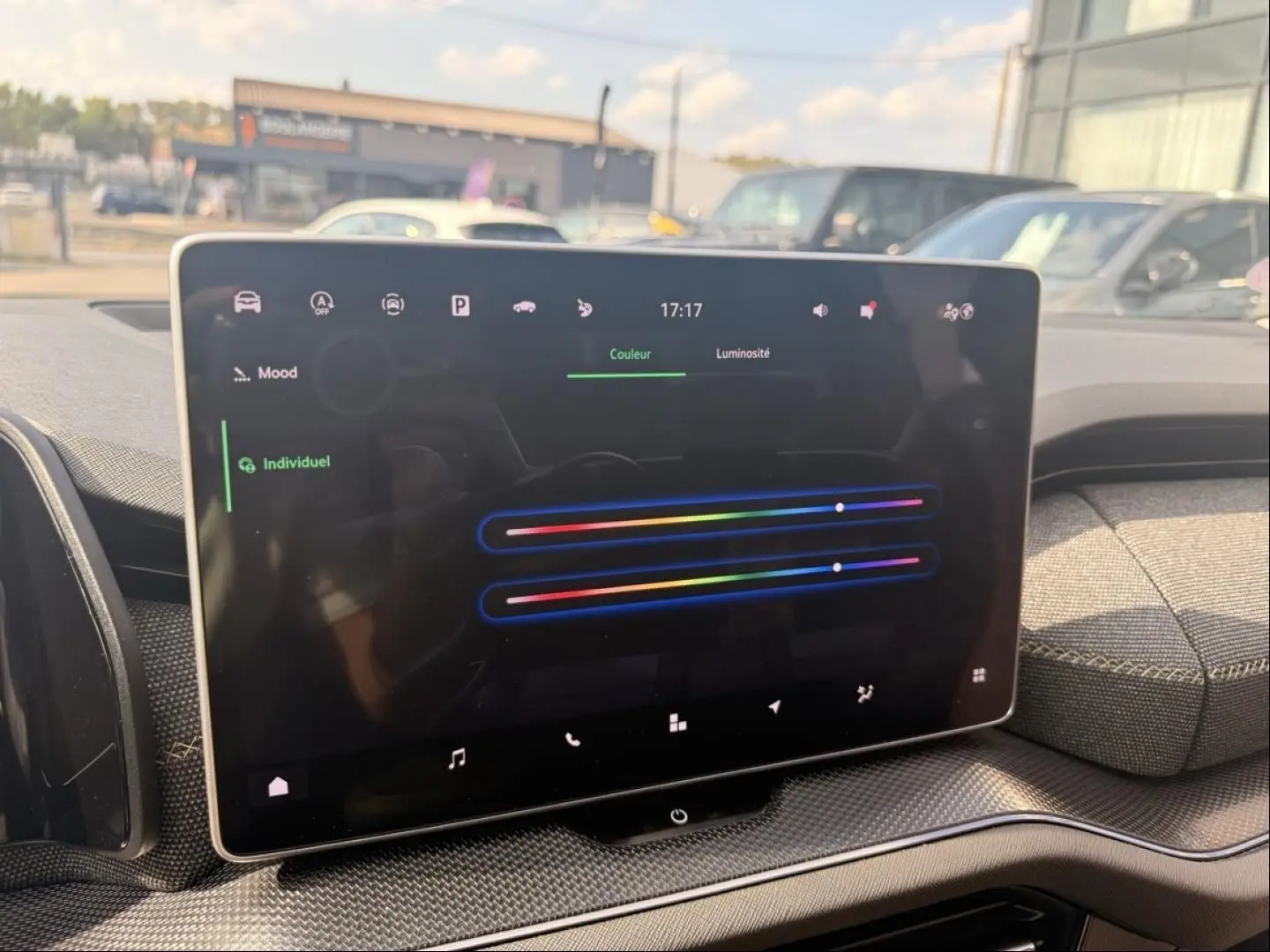 Écran tactile central du Skoda Kodiaq 2024 affichant les réglages de couleur d'ambiance intérieure, vue de face.