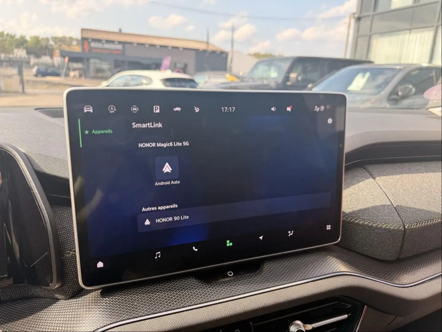 Écran tactile central du Skoda Kodiaq 2024, vue intérieure avec finition tissu gris et tableau de bord texturé.