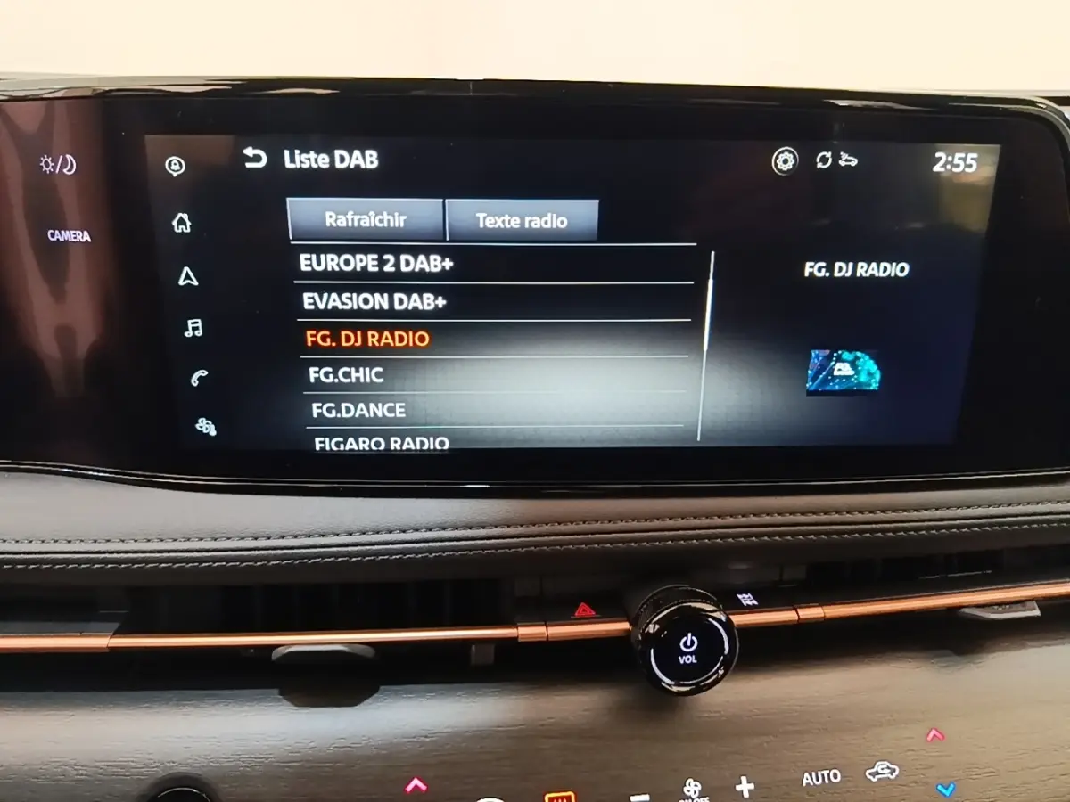 Écran tactile central affichant la liste des radios DAB dans l’habitacle du Nissan Ariya noir, vue de face rapprochée.