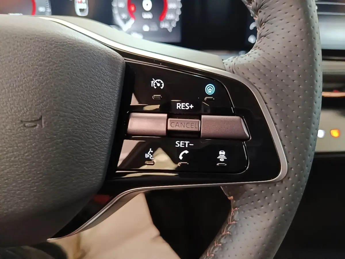 Gros plan sur le volant cuir noir multifonctions à droite du Nissan Ariya 63kWh 218ch Engage 2026.