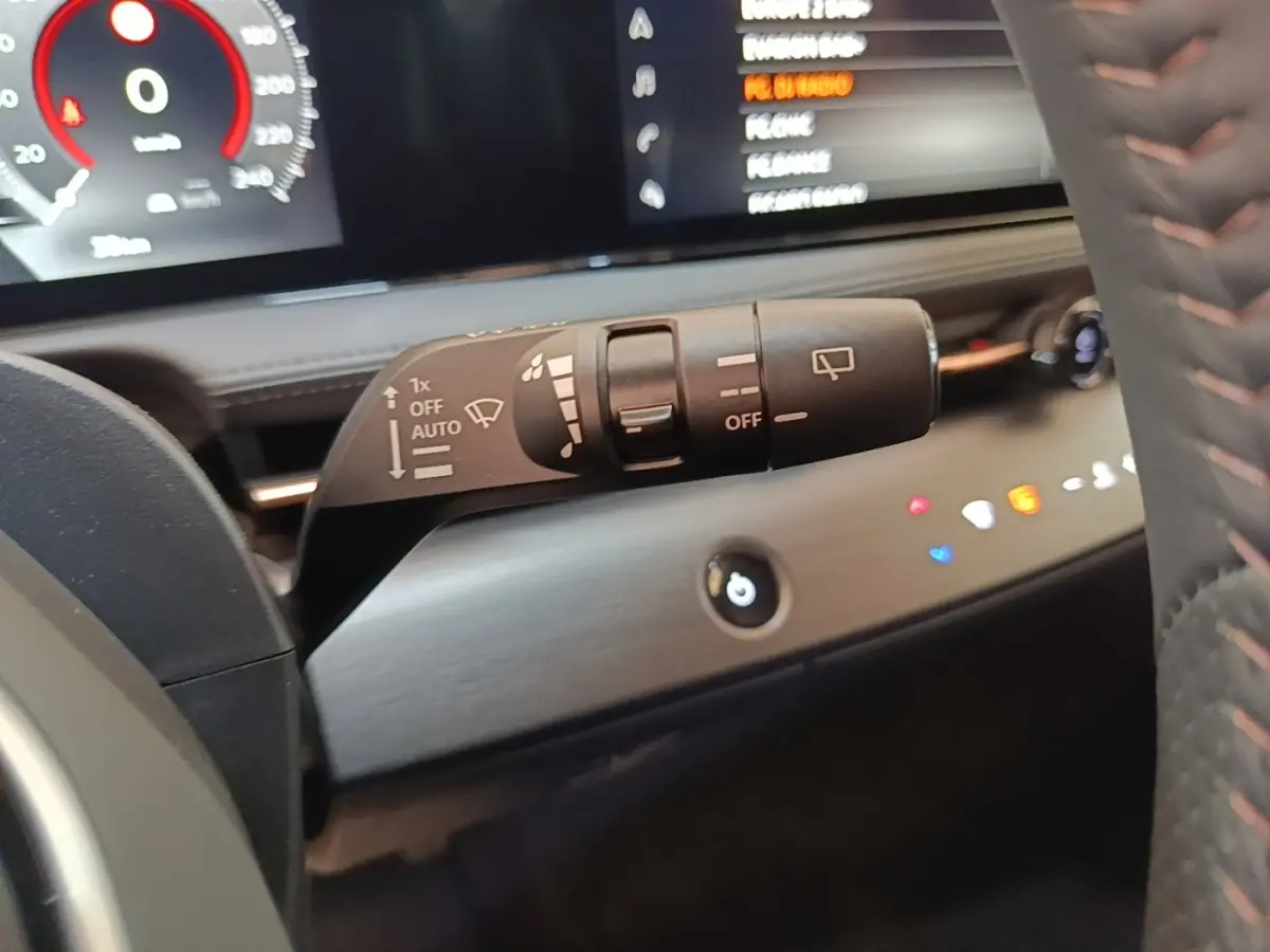 Gros plan sur la commande d’essuie-glace du tableau de bord noir du Nissan Ariya 63kWh 218ch Engage 2026.