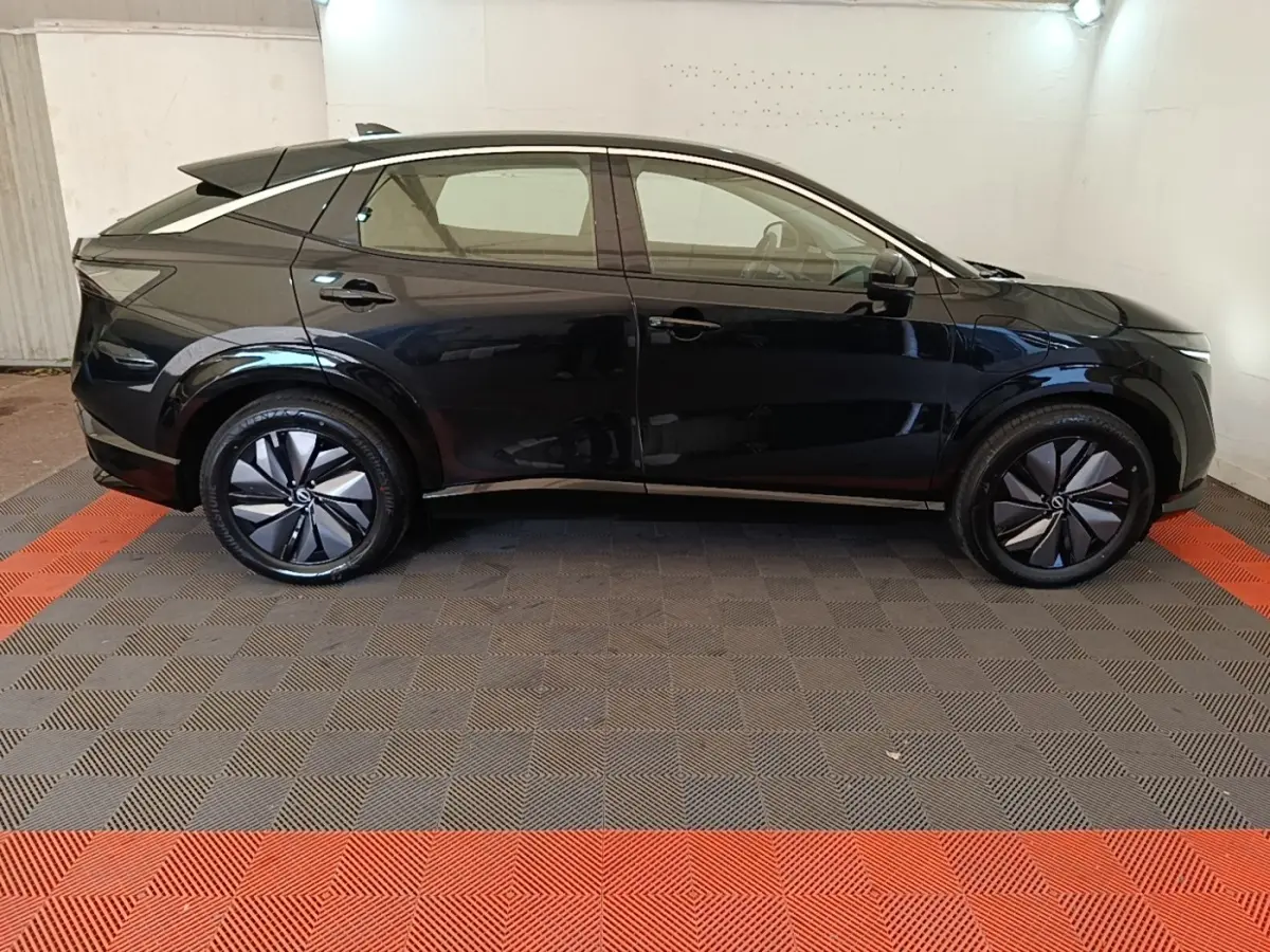 Profil droit du Nissan Ariya noir 63kWh 218ch Engage électrique, avec jantes modernes et lignes fluides.