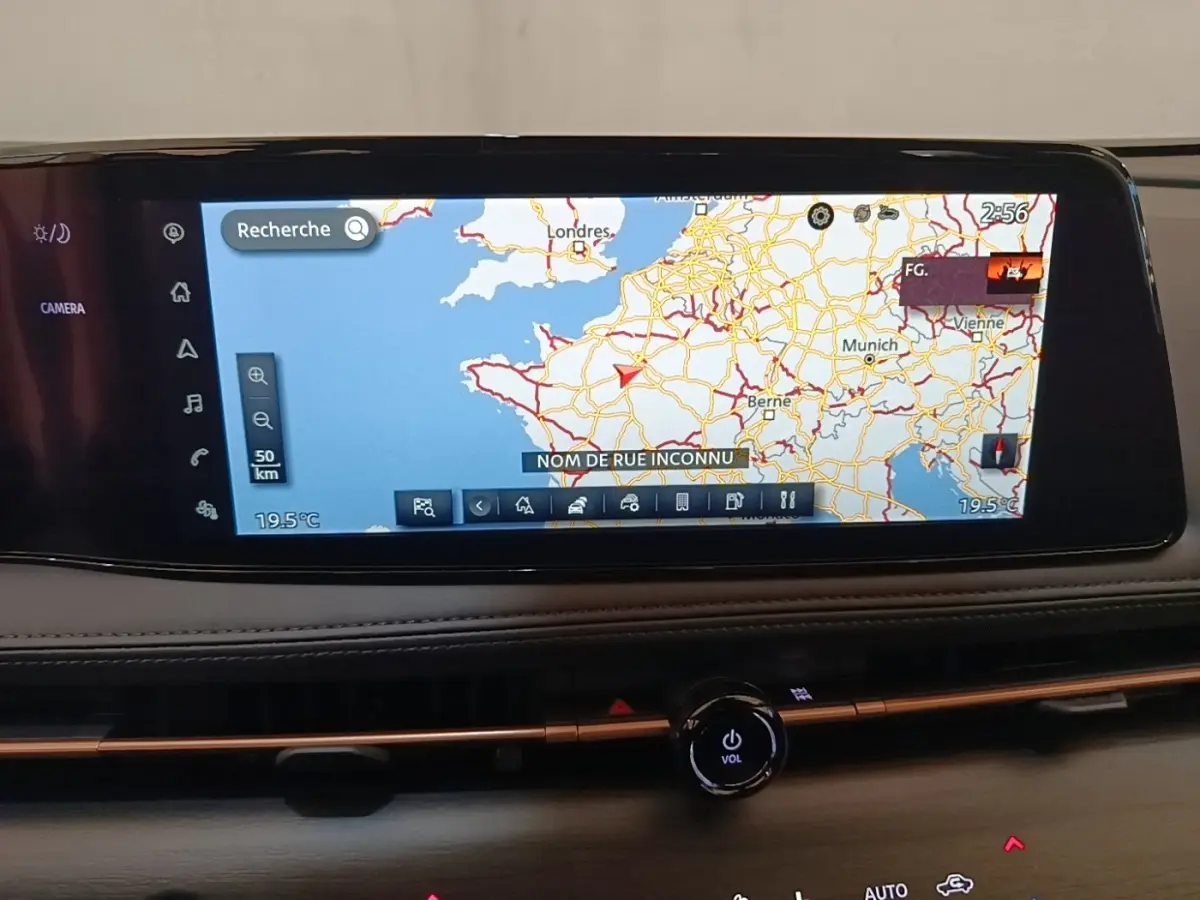 Écran tactile central 12,3 pouces affichant la navigation 3D dans l’habitacle du Nissan Ariya noir 2026.