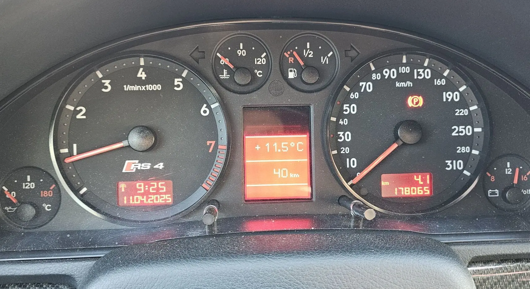 Tableau de bord de l'Audi RS4 Avant B5 gris de 2001, affichant compte-tours, vitesse et température extérieure.