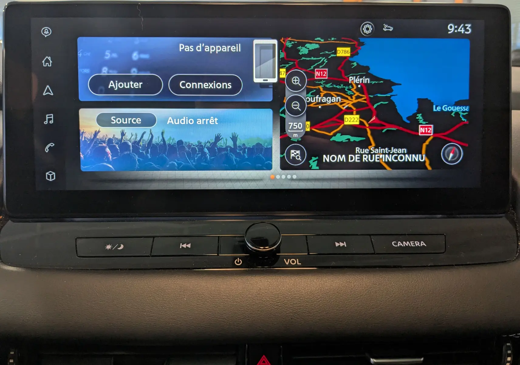 Écran tactile central du Nissan Qashqai 2024 montrant la navigation et les options multimédia, avec commandes sous l'écran.