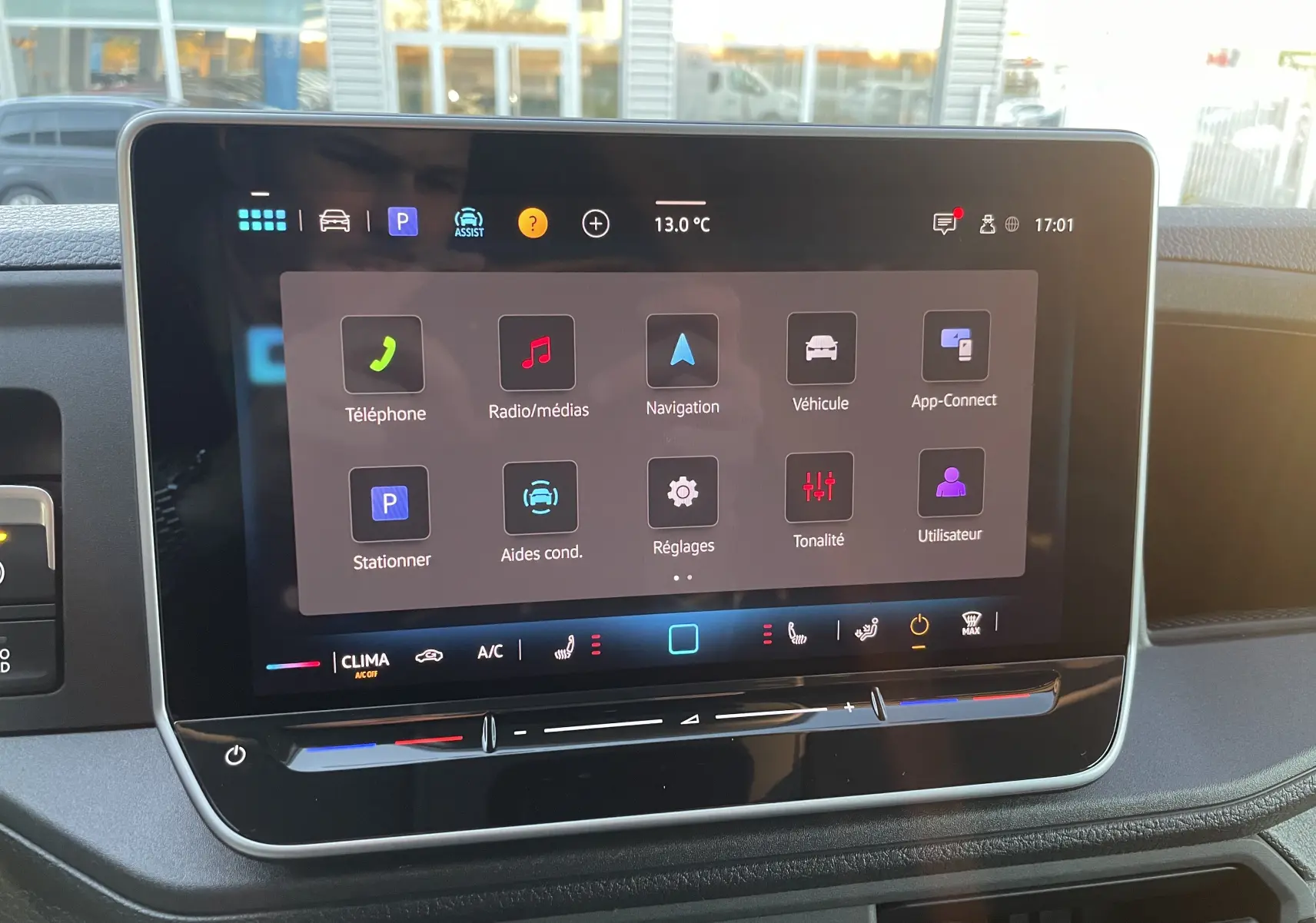 Écran tactile couleur 10,4'' du système de navigation Discover Média dans le tableau de bord du Volkswagen Crafter noir.