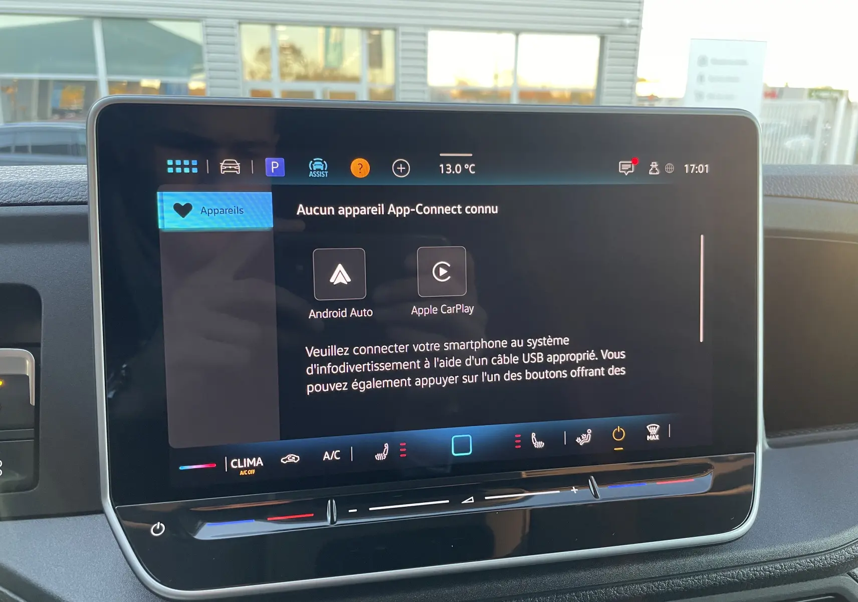Écran tactile 10,4'' du système de navigation Discover Média dans le tableau de bord du Volkswagen Crafter noir intense 2025